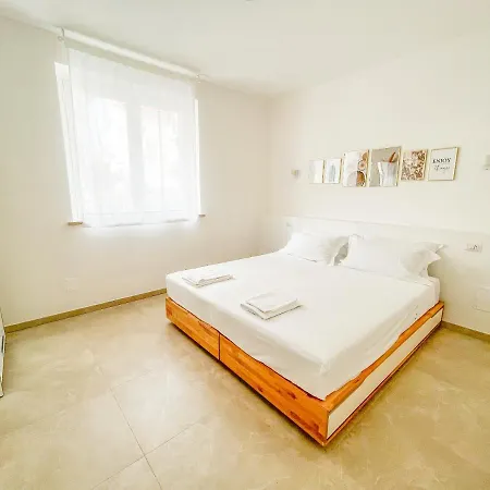 Homiday - Residenza Caravelle アパート ピネート